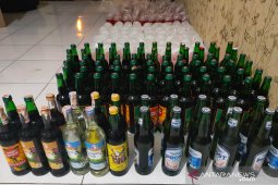 Polres Cianjur sita seratusan kantong miras oplosan