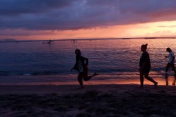 Keindahan sunset di Pantai Senggigi