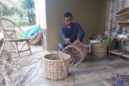 Agus Kuswanto setia produksi anyaman berbahan baku rotan
