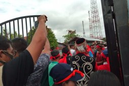 Warga Sibau Hilir kembali demo, pintu besi Kejari Kapuas Hulu jebol