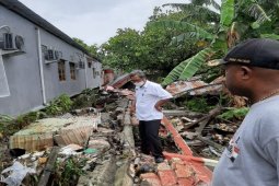 Tembok pembatas rubuh, dua bocah tewas