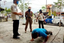 Tak pakai masker, warga Aceh Barat dihukum push up dan menyanyikan Lagu Indonesia Raya