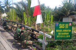 Personel TMMD mulai lakukan pengecatan pagar Jembatan Sungai Babirah