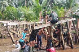 Tiang utama Jembatan Handil Samsu mulai di tancap