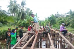 Personel TMMD Kodim 1015/Spt terus kebut penggerjaan pembangunan jembatan