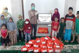 Rayakan HUT, Bank Mandiri Pangkalpinang salurkan seratusan sembako (Video)