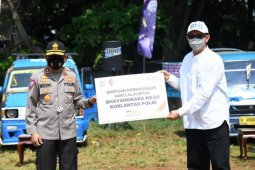 Korlantas bagikan 1.500 sembako ke sopir angkot di Cibinong