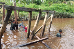 Pemasangan tiang Jembatan Handil Samsu tergendala medan yang sulit