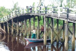Air pasang jadi kendala personel TMMD Kodim 1015/Spt saat pemasangan tiang jembatan
