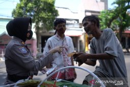 Peringati Hari Batik di tengah pandemi, Polres Probolinggo Kota bagikan masker batik Tawangsari
