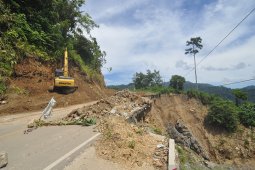 Alat berat berbaiki Jalur kebun kopi nyaris putus