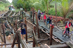 Demi lancarkan mobilisasi masyarakat, Satgas TMMD siapkan jembatan darurat