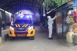 Cegah penyebaran COVID-19. Ini dilakukan personel Polda Aceh di pasar tradisional