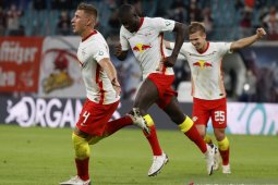 Leipzig rebut posisi teratas dan perpanjang mimpi buruk Schalke
