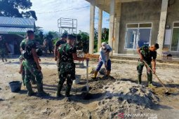 Personel TMMD rehab dan bersihkan masjid di Parlilitan Humbahas