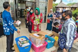 South Kalimantan Library lends 1,000 books to Balangan Library
