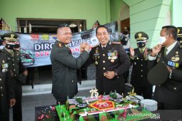 Kapolresta Banjarmasin sambangi Kodim 1007 beri kejutan HUT TNI