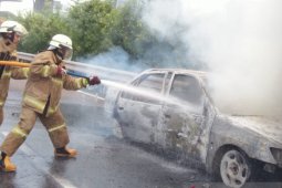Sedan terbakar di depan Kodam Jaya akibatkan kemacetan