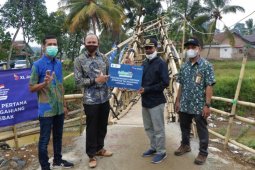 Karyawan dan pelanggan XL Axiata danai pembangunan jembatan desa