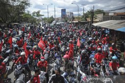 Aksi buruh blokir jalan di Kabupaten Bandung
