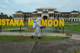 Zidam I/BB semprot cairan disinfektan di Istana Maimon Medan