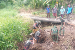 Bahu membahu Satgas TMMD bersama warga buat parit pengeringan