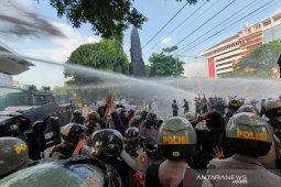 Polisi amankan seratusan peserta demo ricuh di Semarang menolak UU Cipta Kerja