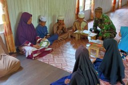 Anak-anak antusias belajar ngaji dengan anggota Satgas TMMD