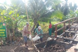 Satgas TMMD bergotong royong timbun tanah di sekitar jembatan