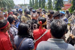 Massa datangi Pengadilan Negeri Putussibau polisi perketat pengamanan