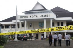 Tim Inafis lakukan olah TKP, gerbang DPRD dipolice line