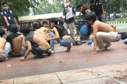 Polisi periksa puluhan pedemo tolak UU 'omnibus law' di sekitar gedung DPR