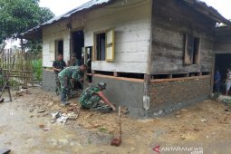 Sulap rumah panggung jadi semi permanen, ini aksi personel TMMD Kodim 0210