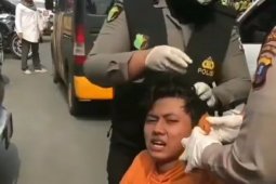 Polisi bantu obati pengunjuk rasa terluka saat demo di Medan