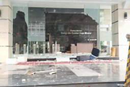 Gedung Kementerian ESDM di Jakarta Pusat dirusak massa