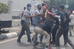 Macan Kalsel lumpuhkan pria bawa sajam di tengah aksi demo