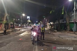 Polisi bubarkan massa demo UU Cipta Kerja dengan gas air mata