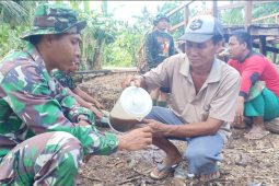 Warga suguhkan kopi kepada Satgas TMMD
