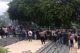 Unjuk rasa kembali memanas, lanjut di jalan perkantoran