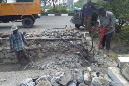 PUPR Banda Aceh perbaiki pelat beton jalan akibat truk terperosok