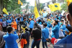 Aksi damai mahasiswa di gedung DPRD Kota Jambi
