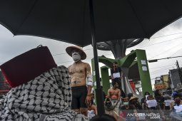 Aksi teaterikal diam tolak UU Cipta Kerja