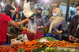 BUMD Pasar di Bogor mewajibkan pedagang pakai masker