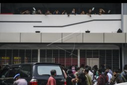 Polisi mengamankan pengunjuk rasa Jakarta