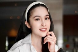 Mengintip "pouch", cara riasan dan perawatan kulit Sandra Dewi