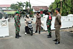 TNI - Satpol PP  awasi penerapan protokol kesehatan di Pendopo Bersinar