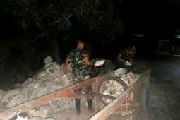 Satgas dan warga kerja sampai malam
