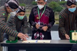 Kutim Terima 300 Unit PJUTS Bantuan Kementerian ESDM