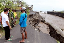 Jalan di Klungkung rusak diterjang hujan deras