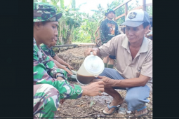 Satgas TMMD ajak masyarakat bercanda sekedar hilangkan lelah